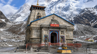 Tourists enjoying Kedarnath Yatra 2021 taxi trip in Uttarakhand with comfortable travel service