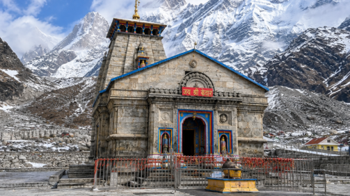 Tourists enjoying Kedarnath Yatra 2021 taxi trip in Uttarakhand with comfortable travel service
